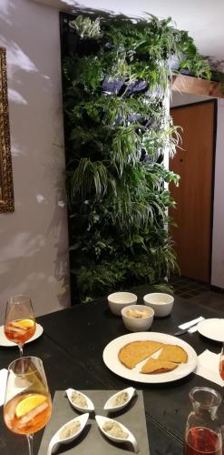 een tafel met borden met eten en glazen wijn bij Residence Sole in Trieste