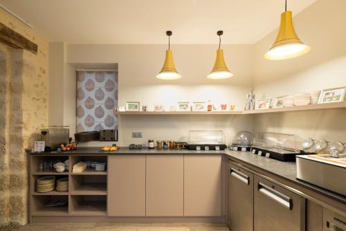 Dapur atau dapur kecil di Logis - Hôtel & Restaurant du Tribunal