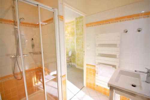Phòng tắm tại Logis - Hôtel & Restaurant du Tribunal