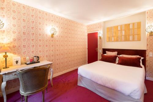 Katil atau katil-katil dalam bilik di Logis - Hôtel & Restaurant du Tribunal