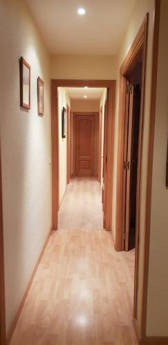 an empty hallway with a hallway leading to a door at El Pasaje in Arévalo