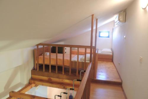 una habitación con una escalera y una cama en ella en Oaza duplex, en Dubrovnik