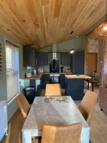 Kuchyň nebo kuchyňský kout v ubytování Roe Lodge at Owlet Hideaway - with Hot Tub, Near York