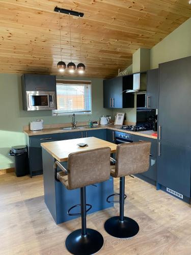 Kuchyň nebo kuchyňský kout v ubytování Roe Lodge at Owlet Hideaway - with Hot Tub, Near York