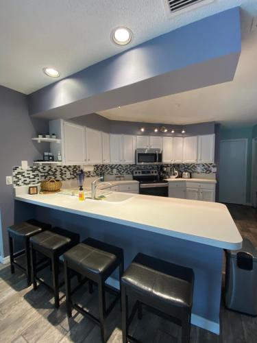 Nhà bếp/bếp nhỏ tại 3 bedrooms house with private, heated pool 8 miles to Siesta Key Beach,