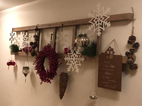 a wall with christmas decorations and a sign on it at Restaurant Gästehaus Wiesenheim in Uderns