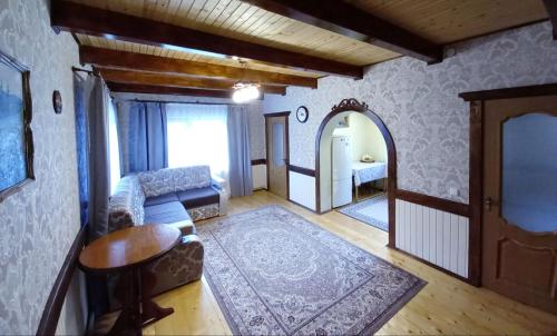 Котедж "Хата край села" في تاتاريف: غرفة معيشة مع أريكة وطاولة