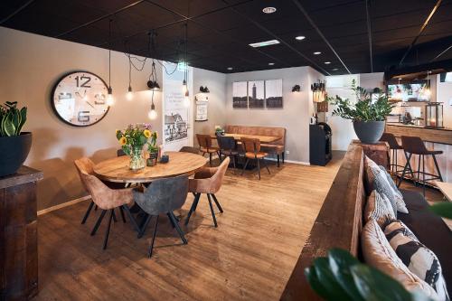 a dining room with a table and chairs at RCN Vakantiepark Toppershoedje in Ouddorp