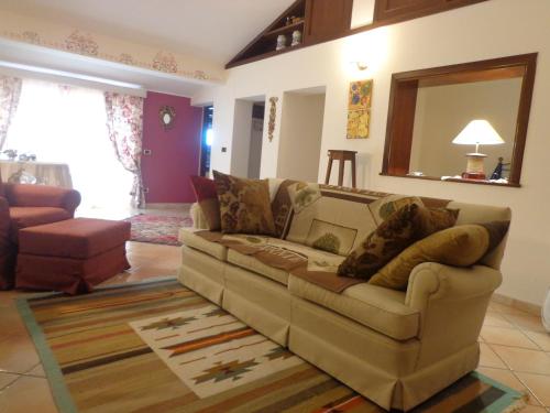 a living room with a couch and a mirror at Vacanze al Mare Patrizia's Sweet Home in Terme Vigliatore