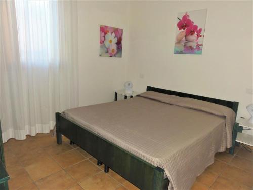 una camera con un letto di Villa Agavi 3 a Bibione