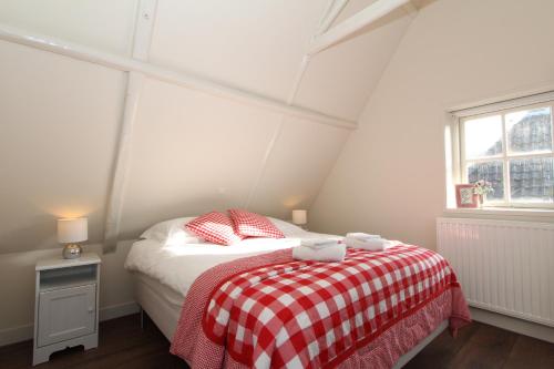 Кровать или кровати в номере De Thuiskamer in Grou als B&B of Vakantiehuis