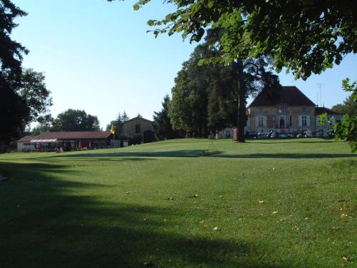 um grande campo de relva com uma casa ao fundo em Gite - COTE GREEN em Combles-en-Barrois