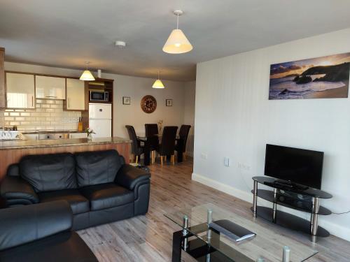 TV a/nebo společenská místnost v ubytování Wild Atlantic Apartments Killarney