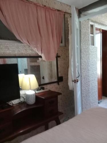 una camera con letto e scrivania con lampada di Villa Julirous Rd spa and aparthotel camp for vacationers a Boca Chica