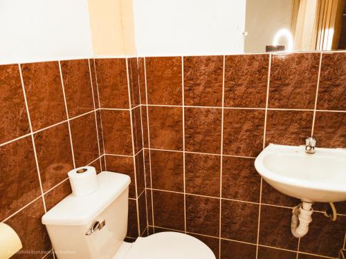 ArchidonaにあるPalmar del Rio Gran Hotelのバスルーム(トイレ、洗面台付)