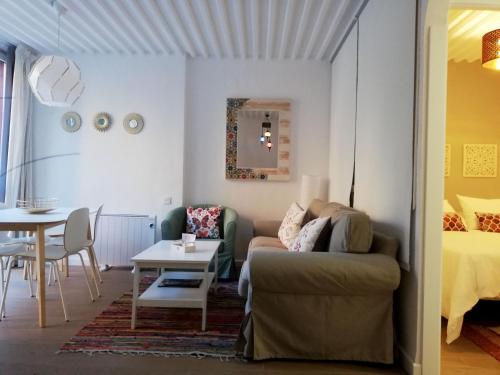 sala de estar con sofá y mesa en Apartamentos Deluxe con parking y wifi by SURYNIEVE en Sierra Nevada