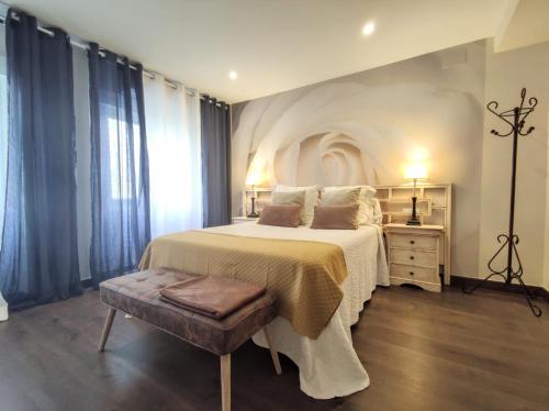 um quarto com uma cama grande e uma mesa em LUXURY New Apartment CITY CENTRE & BEACH, Alicante em Alicante