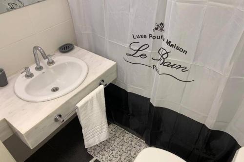 een badkamer met een wastafel en een wit toilet bij Amazing apartment with amenities in Buenos Aires