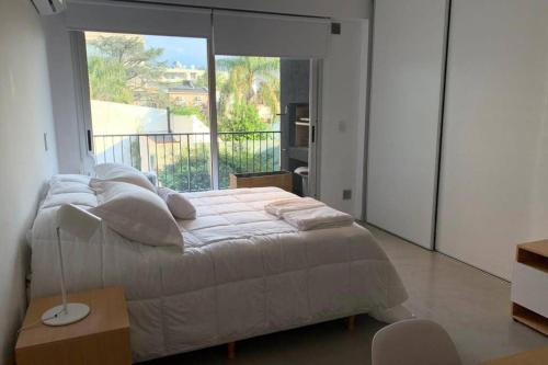 Un pat sau paturi într-o cameră la Amazing apartment with amenities