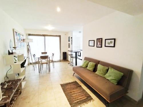 una sala de estar con un sofá y una mesa en La Plata moderno apart, en La Plata