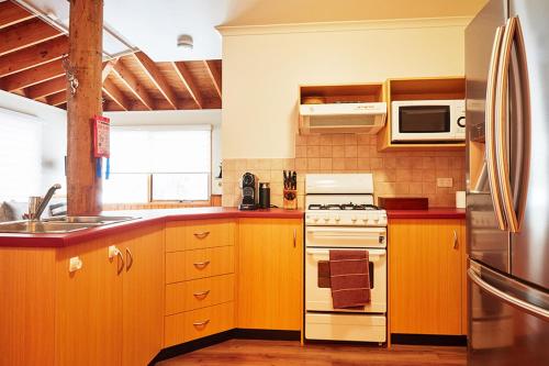 
A kitchen or kitchenette at Cloud 9 Alpine Lodge - A High Country Lodge
