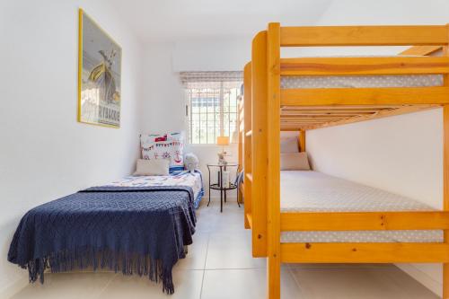 1 dormitorio con 2 literas y 1 cama en CASA TORRE Y MAR with 2 bedrooms swimming pool grill & garden & solarium en Torrevieja