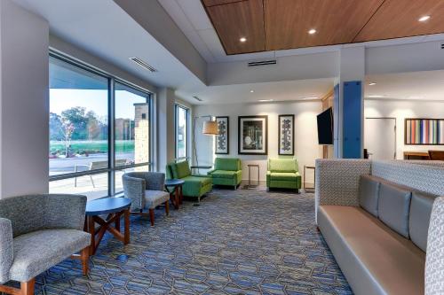 a waiting room in a hospital with chairs and tables at Holiday Inn Express & Suites - Middletown - Goshen by IHG in Middletown