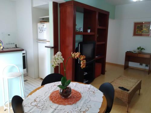 sala de estar con mesa y cocina en Ipanema Palace 1 quarto 4º andar 406, en Río de Janeiro