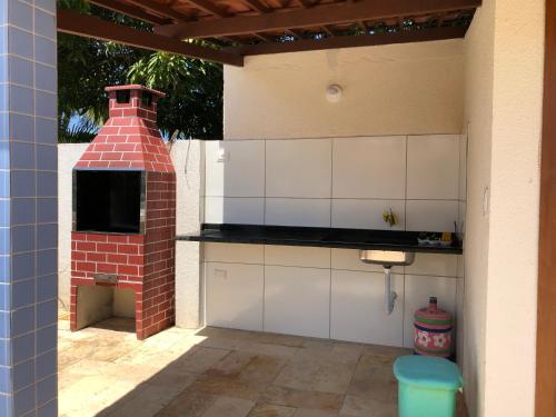 cocina con horno de ladrillo en un patio en Suite 100m da praia de Porto de Galinhas, en Porto de Galinhas