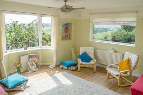 Χώρος καθιστικού στο Healing Waters Sanctuary for Exclusive Private Hire and Self Catering Board, Vegetarian, Alcohol & Wifi Free Retreat in Glastonbury