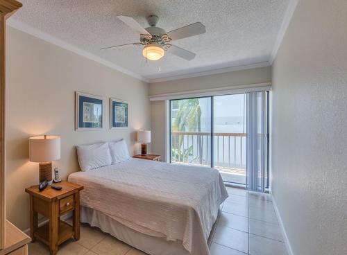 - une chambre avec un lit et une grande fenêtre dans l'établissement Sun Harbor Unit 1 - Weekly Rental townhouse, à Clearwater Beach