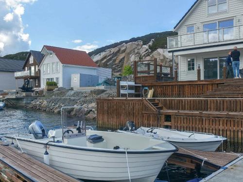 zwei Boote vor einem Haus angedockt in der Unterkunft 8 person holiday home in Urangsv g in Ervik