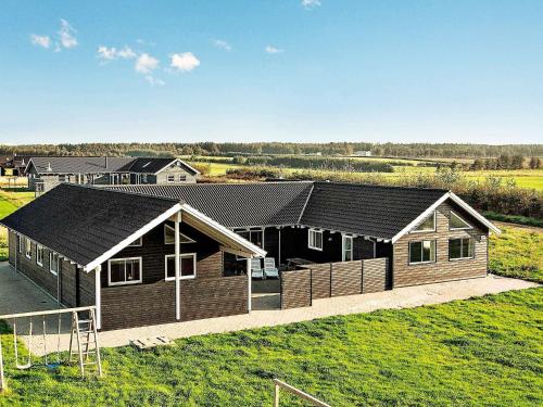 una vista sul soffitto di una casa con cortile di 20 person holiday home in L kken a Løkken