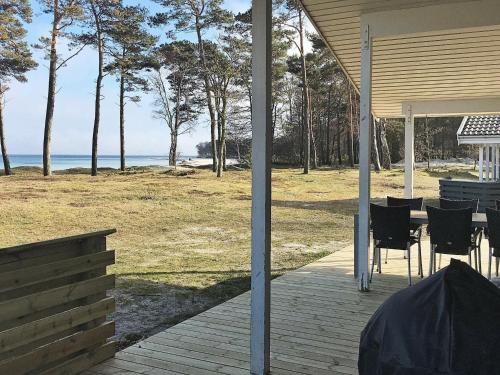 un porche de una casa con mesa y sillas en 8 person holiday home in Nex, en Snogebæk