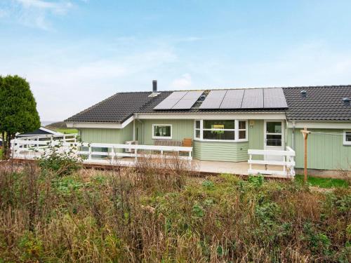 ノーポにある6 person holiday home in Nordborgの屋根に太陽光パネルを敷いた家