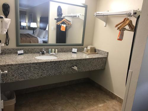 Koupelna v ubytování Quality Inn & Suites near Downtown Mesa