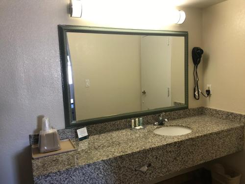 Koupelna v ubytování Quality Inn & Suites near Downtown Mesa