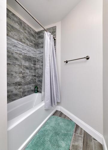 Koupelna v ubytování St Louis 2BD 2BA, Forest park, BJ Hospital, Science Center, eats
