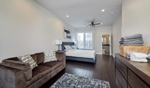 Postel nebo postele na pokoji v ubytování St Louis 2BD 2BA, Forest park, BJ Hospital, Science Center, eats