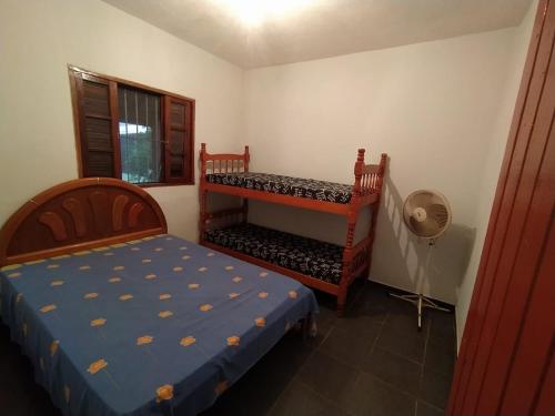 une petite chambre avec un lit et une fenêtre dans l'établissement Recanto dos Passaros, à Socorro