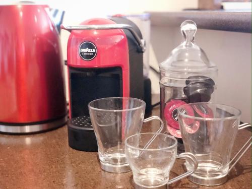 Tetera y cafetera en Rosewood Park Guest Suite
