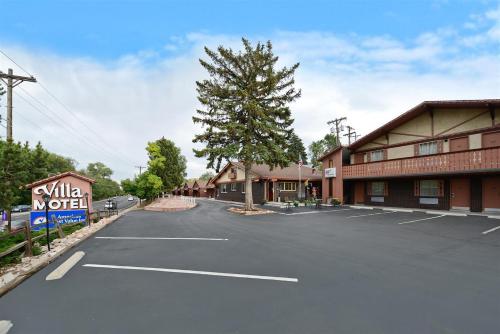 a parking lot in front of a hotel at Villa Motel at Manitou Springs in Manitou Springs