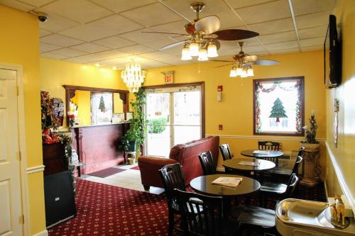 uma sala de jantar com mesas e cadeiras num restaurante em Country Hearth Inn-Union City em Union City