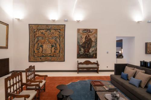a living room with a couch and a rug at Parador de Turismo de León in León