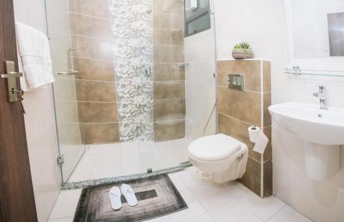 Ванная комната в SILVERSTONE APARTMENTS -Modern Living 1 BR NEAR YAYA - GYM&POOL