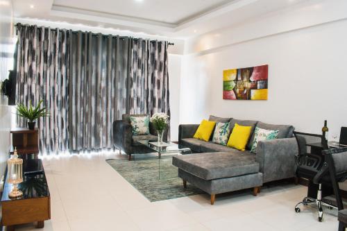 SILVERSTONE APARTMENTS -Modern Living 1 BR NEAR YAYA - GYM&POOL