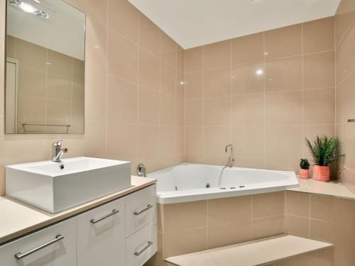 Bilik mandi di Solymar I Adjacent to Beach I Pet Friendly