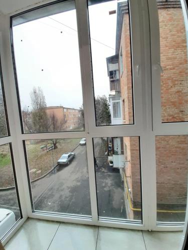 Blick aus einem Fenster einer Straße in der Unterkunft большая 3 комнатная квартира in Tscherkassy