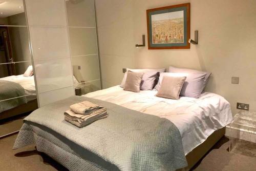 Säng eller sängar i ett rum på Marylebone Mayfair Hyde & Regents Park w1