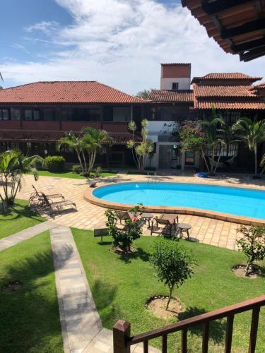 un resort con piscina e tavoli da picnic di Condominio Geriba Buzios , apartamento 205 a Búzios